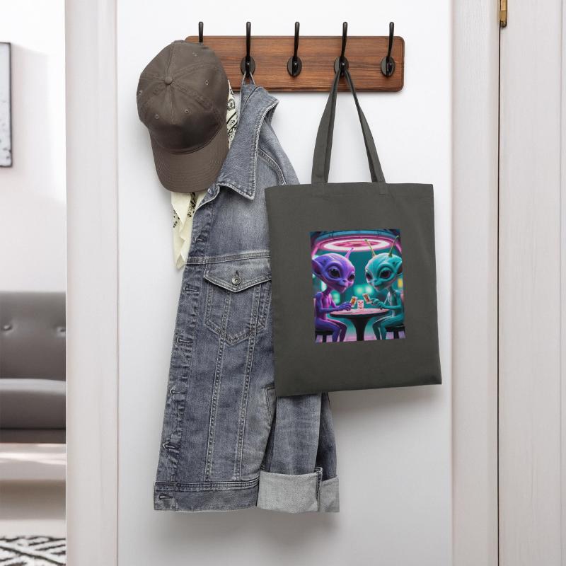 2 ALIENS PLAYING CARDS AND HAVING FUN 4